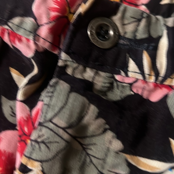 Levi’s floral shorts - Picture 2 of 6